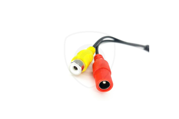 Y-adapter från fyrpolig Mini hane till 1x Cinch hona + strömförsörjning hona