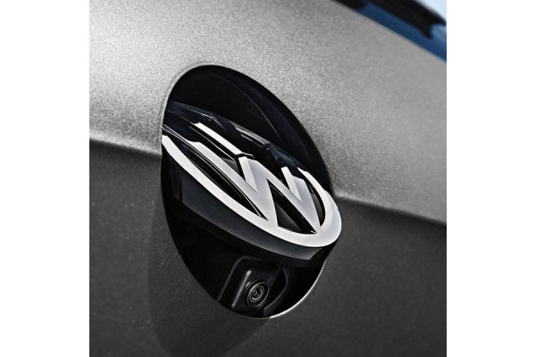 Backkamera i VW-logotypen – utfällbar kamera för Volkswagen